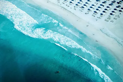 Vågor och strandparasoller sedda ovanifrån i Dubai