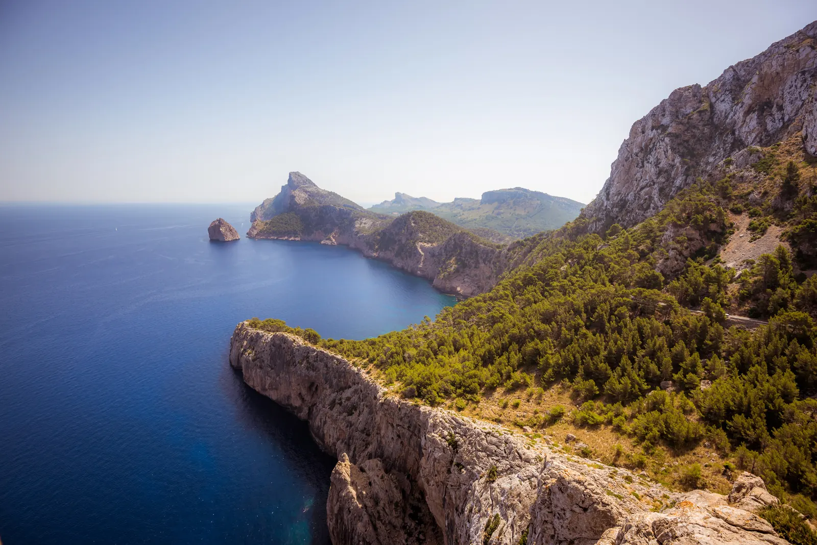 Bergig kust och blått hav på Mallorca